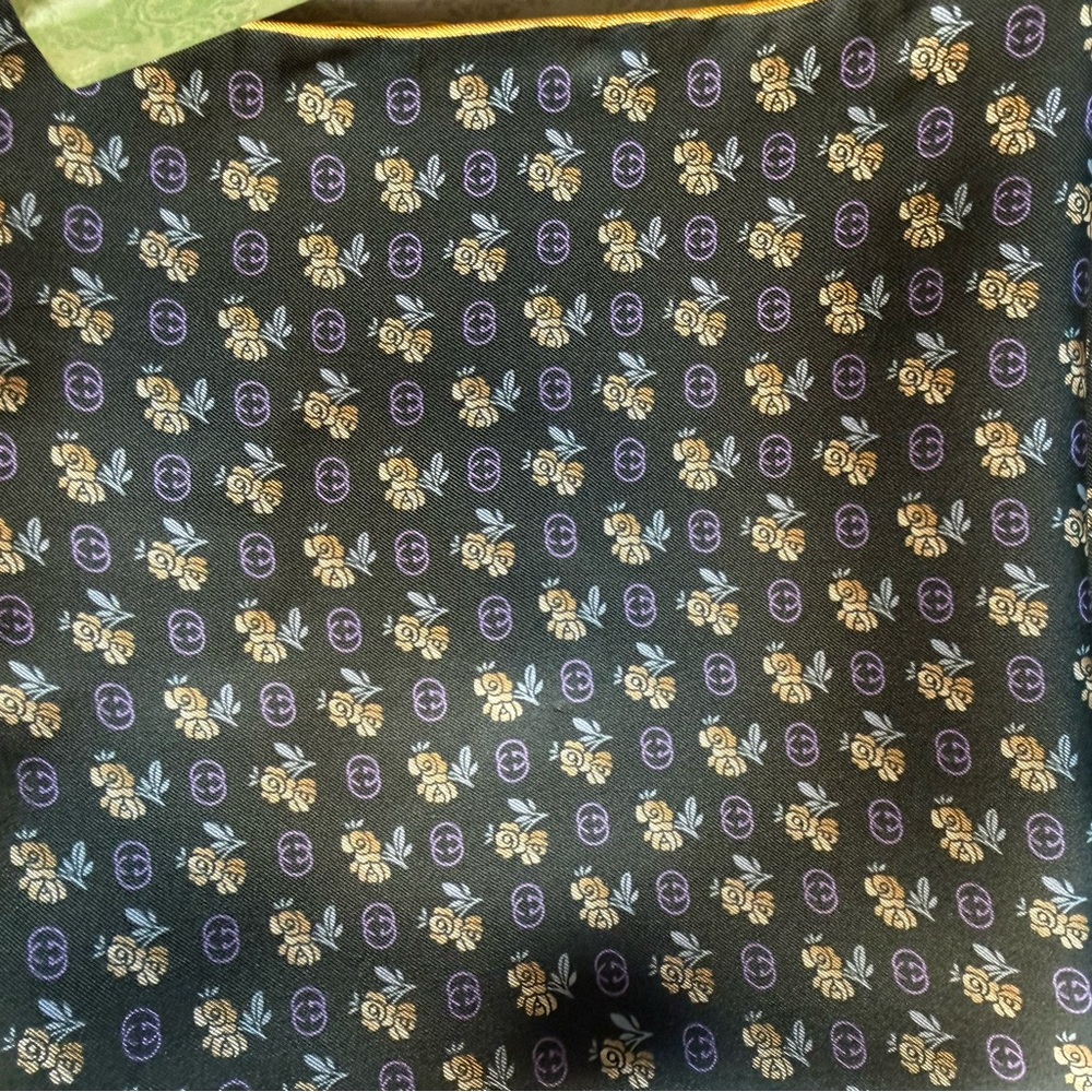 NWT GUCCI GG LOGO & ROSE SQUARE SILK GREEN SCARF💚💝 - Picture 9 of 12